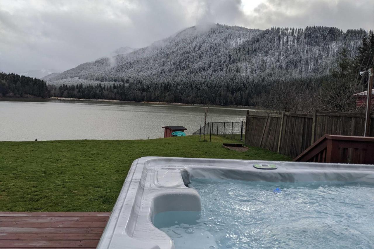 Lakefront Cabin With Stunning Mountain Views And Dock! Mineral Екстериор снимка